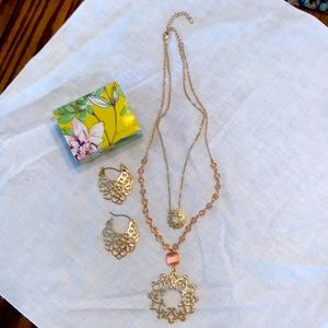 ☀️3/$25 sale☀️ Avon Necklace and earrings set